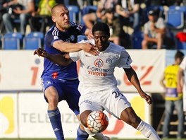 Olomouck fotbalista Martin indel (vlevo) nahn Francise Konho ze Slovcka.