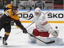 Nmeck hokejista Felix Schtz pekonv bloruskho branke Vitalije Kovala.