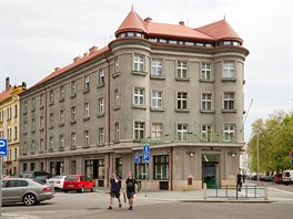 Obecní dům od Jana Kotěry vznikl roku 1924 na hradeckém Eliščině nábřeží, podle...