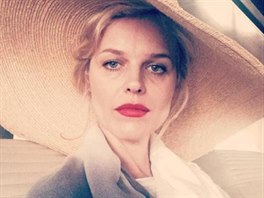 Eva Herzigová návštěvu Cannes využila i k práci (15. května 2016).