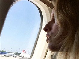 Karolína Kurková při letu do Cannes (15. května 2016)