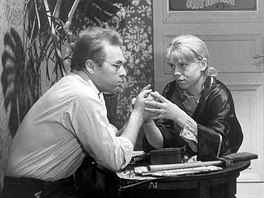 Luděk Munzar a Iva Janžurová ve filmu Neviditelný (1965)
