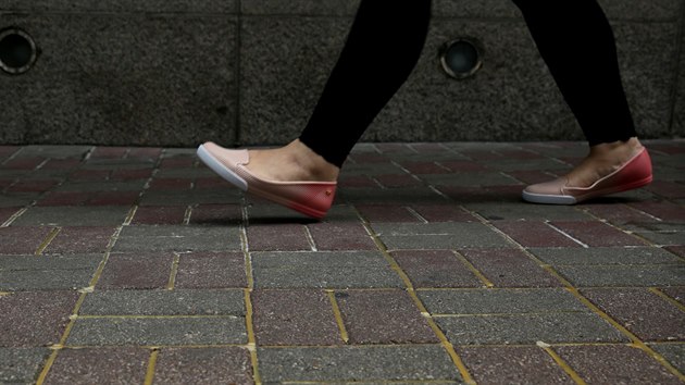 Chodnk v Hong Kongu zalepen lepidlem. (16. kvtna 2016)