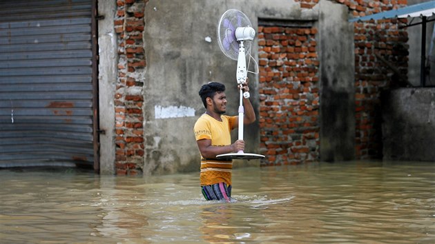 Zplavy na Sr Lance v oblasti u zpadn metropole Colombo. (17. kvtna 2016)