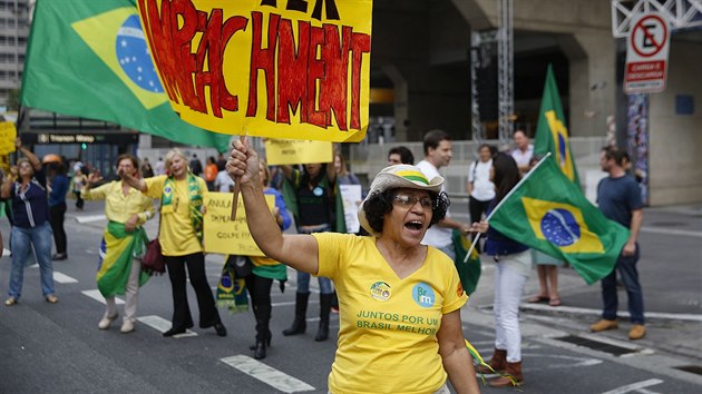 Demonstrace za odvoln prezidentky Dilmy Rousseffov v Sao Paulu (9. kvtna 2016)