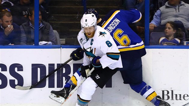 U manitinelu se petlauj Joe Pavelski (v blm) ze San Jose a Joel Edmundson ze St. Louis.