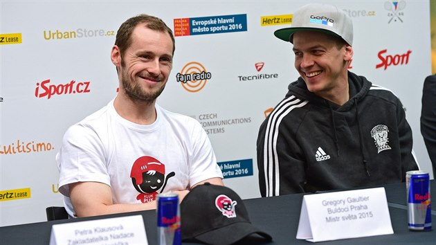 V DOBRÉ NÁLADĚ. Francouz Gregory Gaultier (vlevo) a Jan Koukal na tiskové konferenci před finále extraligy.