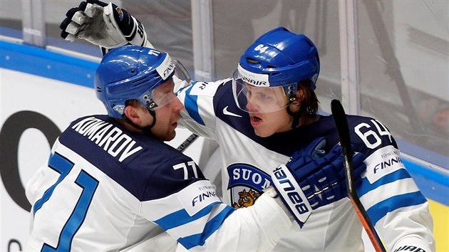 Branku slav fint hokejist Leo Komarov a Mikael Granlund.