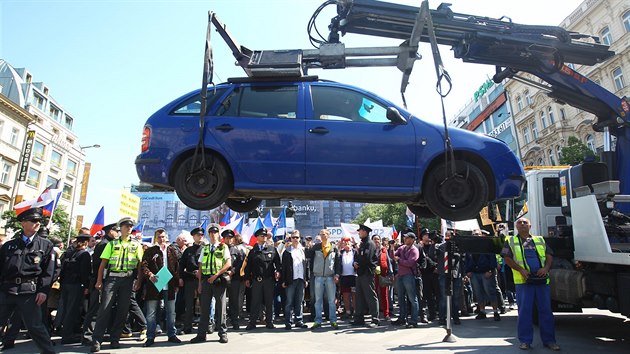 Na demonstraci na Vclavskm nmst odtahuj auto taxiki Zdeku Ponertovi, kter funguje jako petin stnek. Ponert se asto astn rznch demonstrac a protest (14.5.2016).