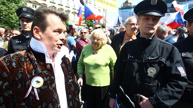 Taxik Zdenk Ponert na demonstraci na Vclavskm nmst (14.5.2016).