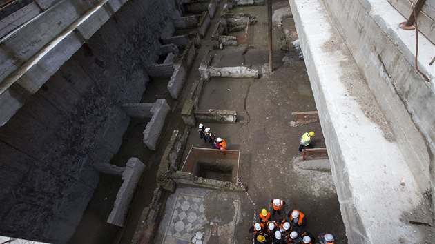 Pohled na starovk ruiny, kter byly objeven bhem prac na nov lince metra C v m (16.5.2016).