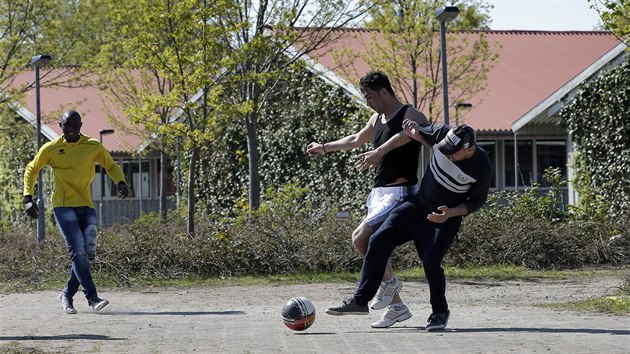 Oputn administrativn arel v severonmeckm Sumte se promnil v ubytovac zazen pro adatele o azyl (2. kvtna 2016)