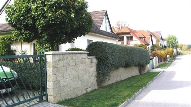 Pokus o "zlidštění" plotu z betonových tvarovek