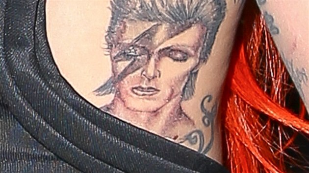 Po smrti Davida Bowieho se k Mahoneymu objednala zpvaka Lady Gaga. Na bok si nechala vytetovat portrt Ziggyho Stardusta, Bowieho alter ega ze sedmdestch let.