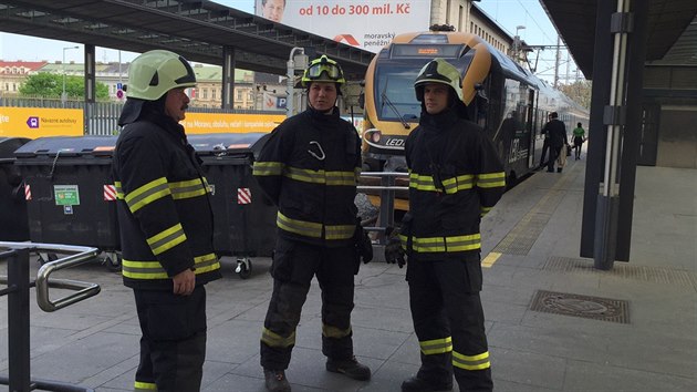 Sloky integrovanho zchrannho systmu provovaly na hlavnm ndra v Praze anonym, kter zde oznmil uloen bomby (10.5.2015)