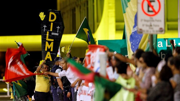 Lid v Brazlii vyli do ulic, aby podpoili prezidentku Rousseffovou (10.5.2016)