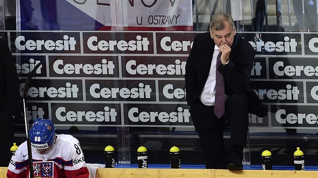 Zklamaný trenér Vladimír Vůjtek krátce po prohraném čtvrtfinále s USA, které bylo jeho posledním zápasem v kariéře