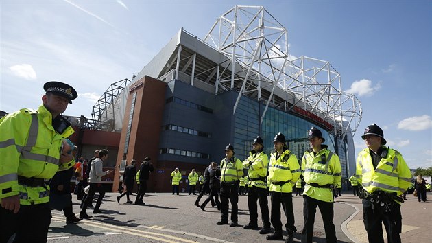 ZACHOVEJTE KLID. Policisté dohlížejí na evakuaci fanoušků ze stadionu Old Trafford, chvíli před utkáním Manchesteru United s Bournemouthem.