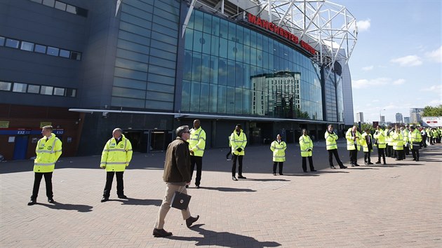 TAK DNESKA NIC. Fanoušek opouští stadion Old Trafford poté, co byl zápas mezi Manchesterem United a Bournemouthem odložen.
