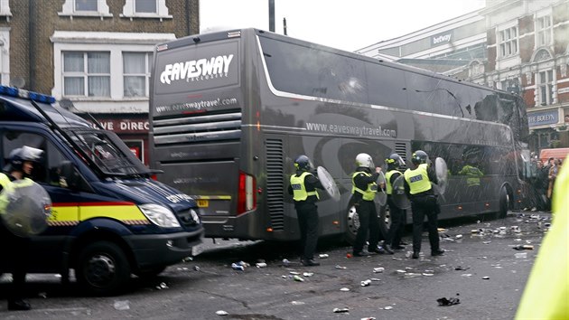 DVOD OPODNHO VKOPU. Fanouci West Hamu pivtali u tak zpodn autobus s hri Manchesteru hzenm lahv a dalch pedmt. Autobus host to odnesl rozbitmi okny.