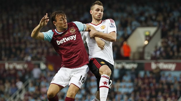 Kapitn West Hamu Mark Noble v souboji s Morganem Schneiderlinem, zlonkem Manchesteru United.