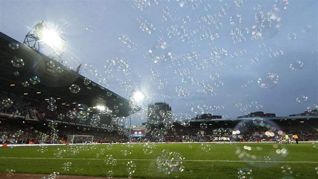 BUBLINY, BUBLINY, BUBLINY! Tradin bublinky ped poslednm zpasem West Hamu na stadionu Upton Park