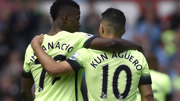 TON SLA. Fotbalist Manchesteru City Kelechi Iheanacho a Sergio Agero po vstelenm glu do st Swansea.