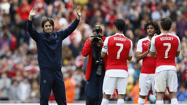 DÍKY! Tomáš Rosický se loučí s fanoušky Arsenalu, hráči si na rozlučku oblékli dresy s jeho jmenovkou.