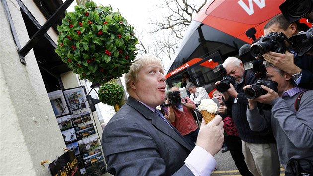 Boris Johnson zahjil svou autobusovou kampa za vystoupen Velk Britnie z EU (11. kvtna 2016)