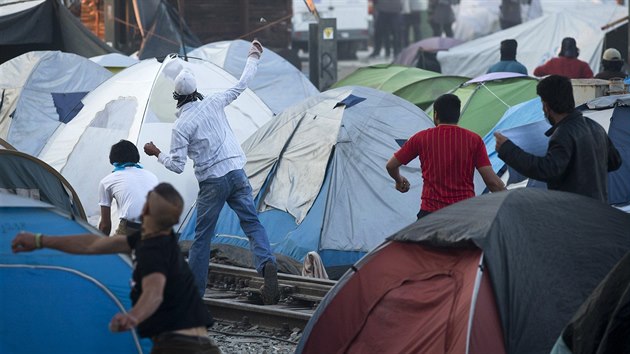 Ve stedu musela v tboe v Idomeni zasahovat policie (18. kvtna 2016)