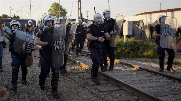 Ve stedu musela v tboe v Idomeni zasahovat policie (18. kvtna 2016)