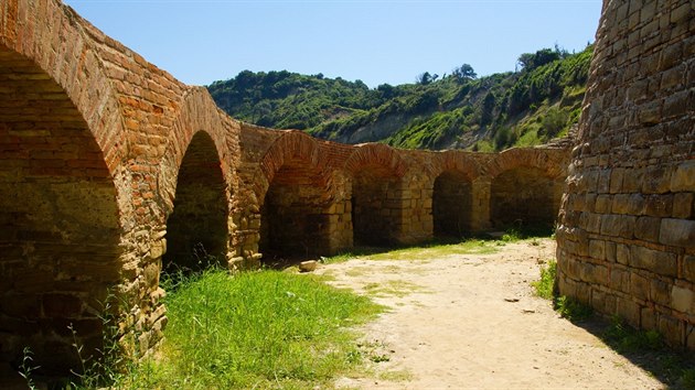 Ze Skanderbegova hradu se dochovaly sti obvodovch hradeb, zbytky ve a arkdy.