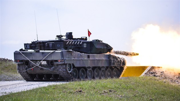 Leopard pálí během tankového závodu v Bavorsku