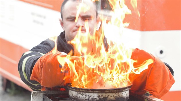 Novini si vyzkoueli, jak sprvn hasit rzn druhy por.