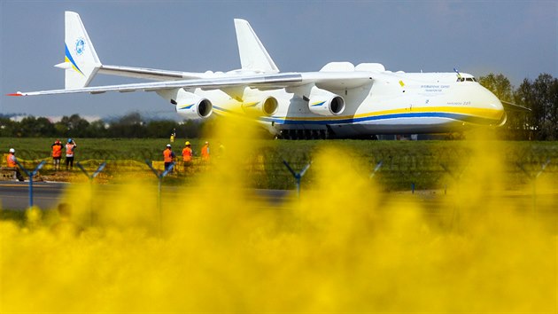 Na pražské letiště v Ruzyni dosedlo největší letadlo na světě Antonov An-225 Mrija. (10. května 2016)