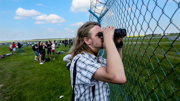 Na pražské letiště v Ruzyni dosedlo největší letadlo na světě Antonov An-225 Mrija. Přistání sledoval dav fanoušků letecké techniky. (10. května 2016)