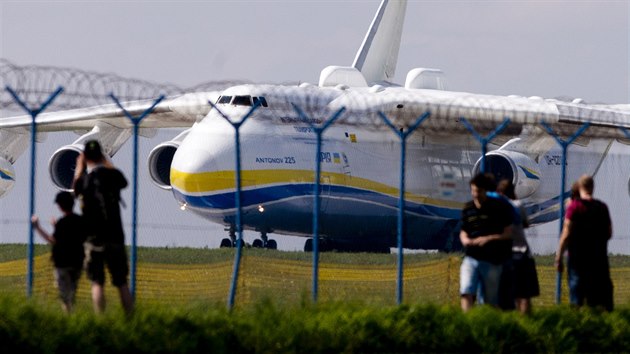 Na prask letit v Ruzyni dosedlo nejvt letadlo na svt Antonov An-225 Mrija. (10. kvtna 2016)