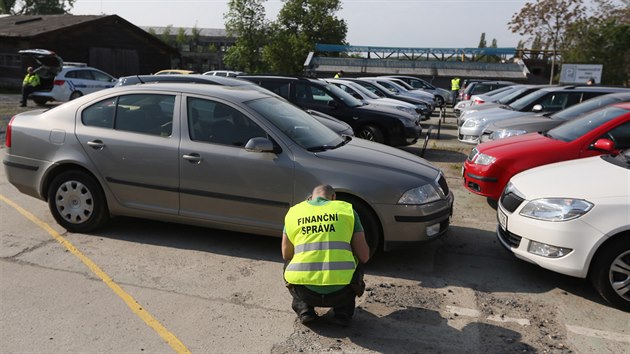 Detektivov protikorupnho tvaru spolu s celnky a pracovnky finann sprvy zasahuj v sdle spolenosti KD Praha DIZ v prask Michli a Vysoanech. (12. kvtna 2016)