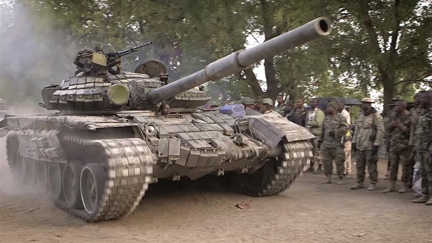 Jeden z českých tanků T-72, které se v Nigérii osvědčily v boji proti organizaci Boko Haram.