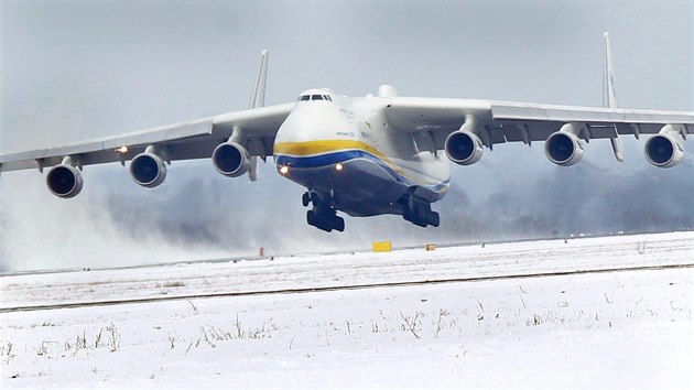 Pro tanky T-72 piletlo na ostravsk letit nejvt letadlo na svt Antonov An-225 Mrija. (26. ledna 2015)