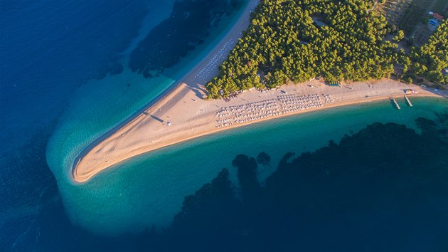 Zlatni Rat, Bol, Chorvatsko. Zlatni rat znamen "zlat mys". Pruh oblzk thnouc se tm pl kilometru podl kilov istho moe m promnliv konec podle smru proud a vtru. Pl byla zaazena mezi Modr vlajky, co je znmka pro ple splujc standardy pe o ivotn prosted.