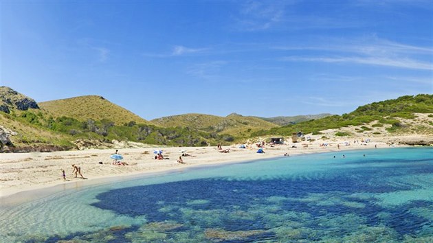 Cala Torta, Mallorca, panlsko. Nen to sice oficiln nudistick pl, ale naturismu se tu nikdo nebrn. Je tu bl psek, tyrkysov voda a trochu vt vlny vhodn i pro surfae. Pardn je tady i norchlovn. K moi se svauje cesta lemovan borovicemi, chod sem hlavn mstn.