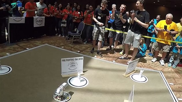 Robot studentů z Mýta sfoukl svíčku v nejlepším čase