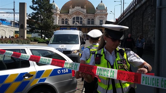 Policie zasahuje kvli bombov hrozb na plzeskm hlavnm ndra (10. kvtna 2016).