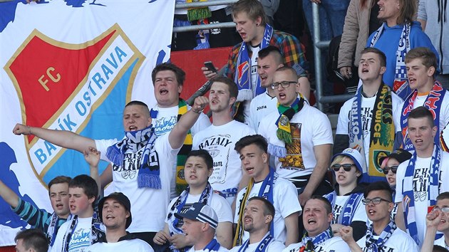 Fanoušci Baníku Ostrava při posledním ligovém utkání dokázali, že věrnost ke klubu s neúspěchem nemizí. (14. května 2016)