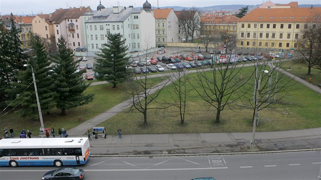 Na Marinskm nmst v Budjovicch je pipraven msto pro nov divadlo. Zatm je na nm parkovit.