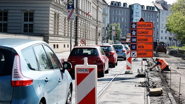 Na brnnsk ulici Po se opravuje silnice, v dopravnch pikch se tak tvo dlouh kolony. (9.5.2016)