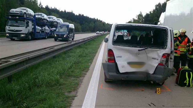 Na dlnici D1 u Domaova se v ter odpoledne srazily ti dodvky a dva kamiony. (10.5.2016)