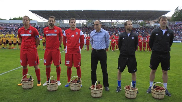 Na zpas Zbrojovky se Spartou dorazilo 10 200 divk, co je nejvt ligov nvtva v novodob historii stadionu v Srbsk ulici. Bran vyhrli 1:0, jet ped utknm se rozlouili s trenrem Vclavem Kotalem (s brlemi) a dalmi mui na odchodu.