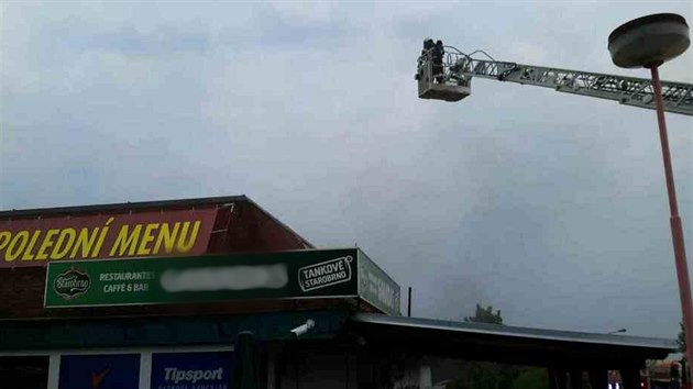 V Brně ve středu ráno hořelo v restauraci. Požár se nakonec sám zadusil, ale stihl napáchat škodu za 10 milionů korun. (18. 5. 2016)